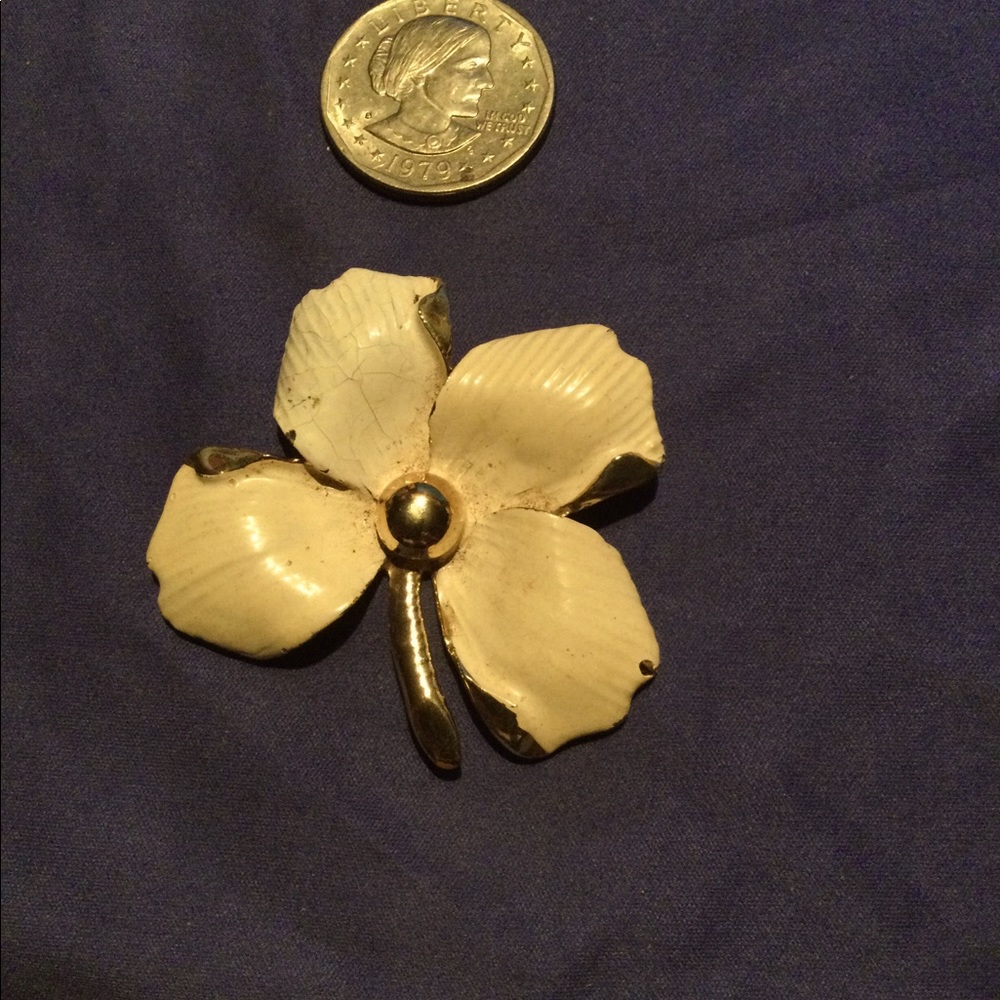 Flower blossom pin